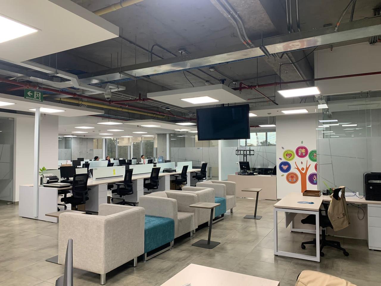 Mobiliario corporativo, escritorios modernos en oficina