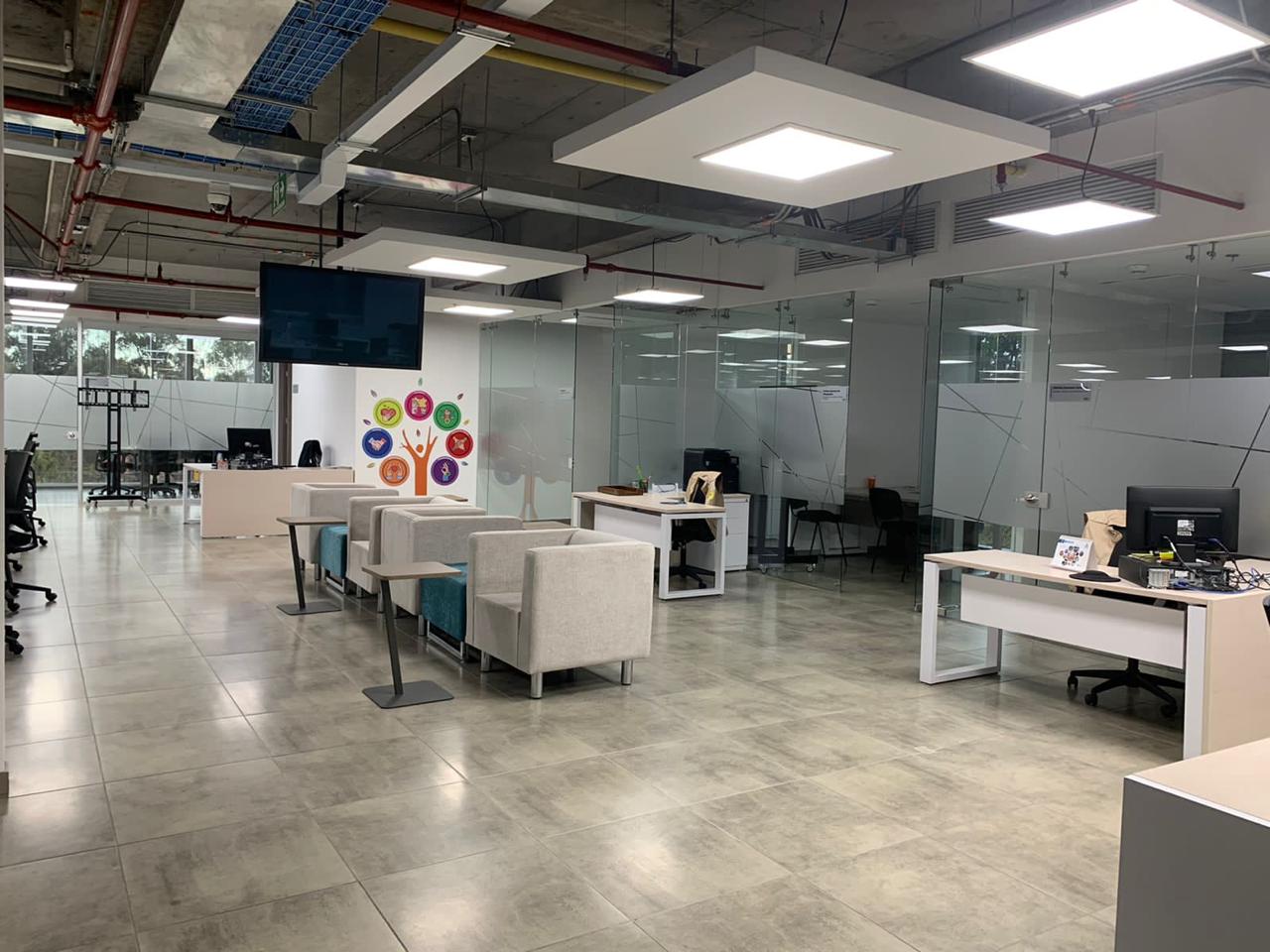 Proyecto Parque Santander – área de oficinas con mobiliario y adecuaciones.