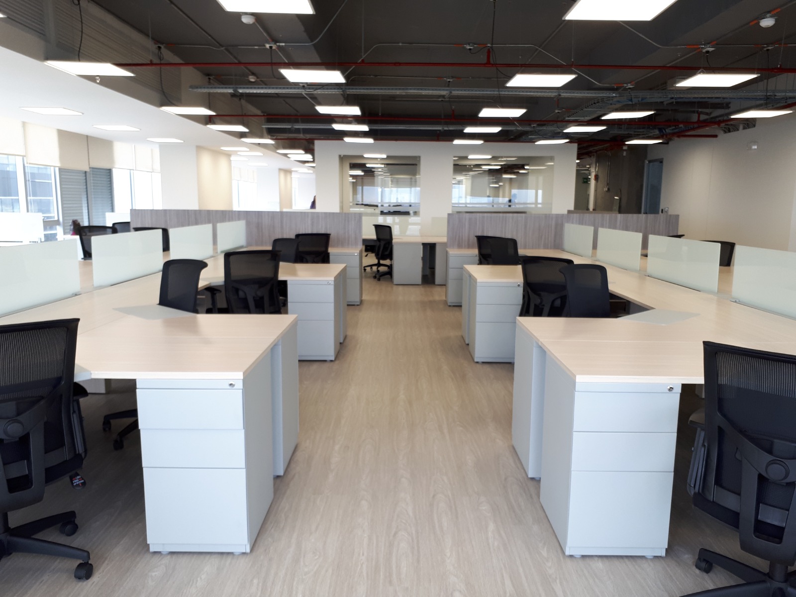 Sillas de oficina modernas en entorno empresarial