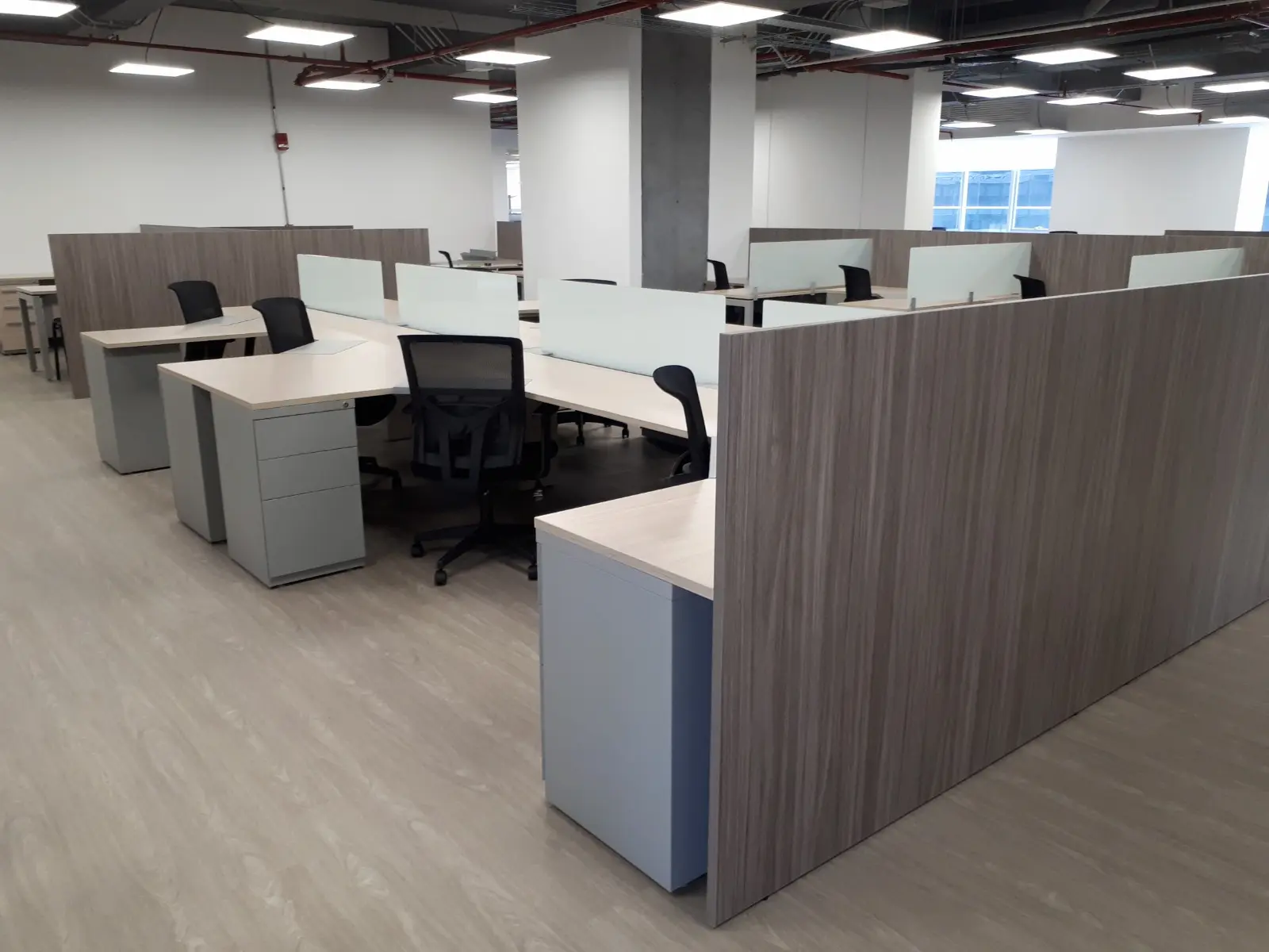 Proyecto Elemento – ambiente interno con mobiliario corporativo.