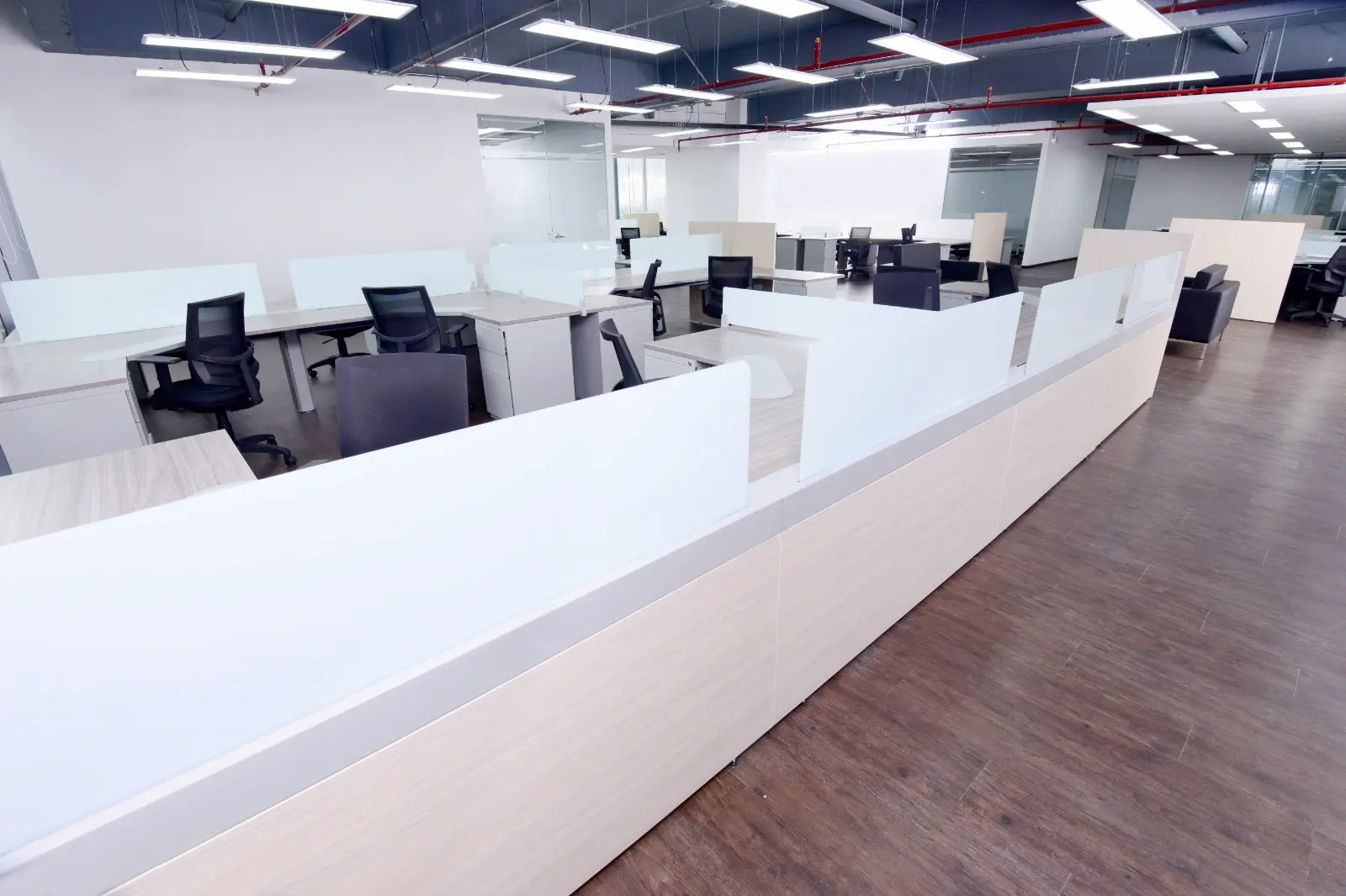 Interior del Proyecto Elemento – mobiliario instalado en el espacio de oficinas.